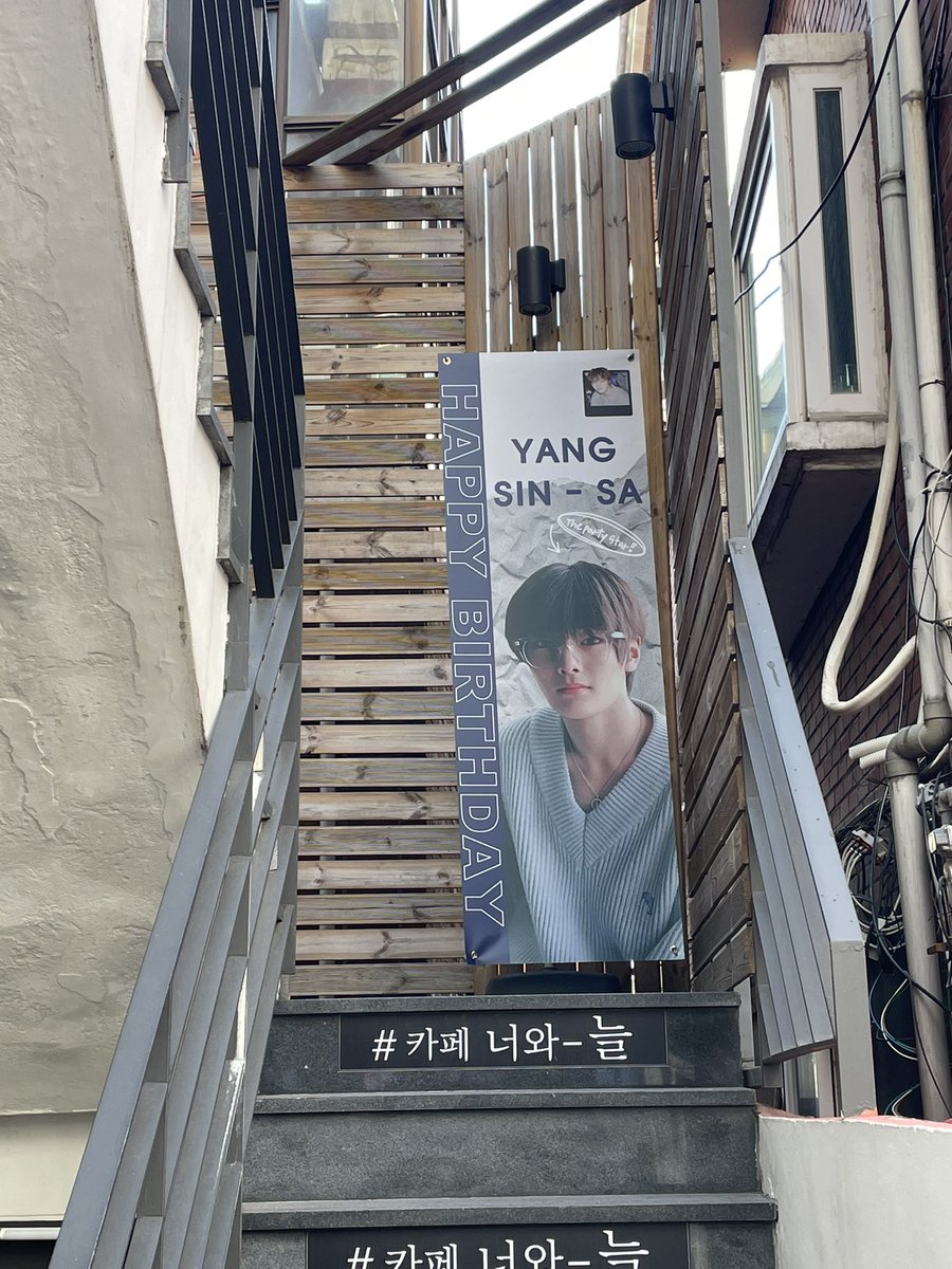 zoolozo8's tweet photo. 컨셉이 너무 기엽어서 ,, 꼬옥 오고싶었어요 낡고 지친 몸을 질질 끌고 갔는데 카페에서 틀어주셨던 겟쿨아오리사과빵 보고 다 회복했어요 영양제 안 챙겨 먹어도 카페 한번 오면 건강회복 가능 굿
#양신사_생일특가_기획전_OPEN https://t.co/rCbKZY16Z6