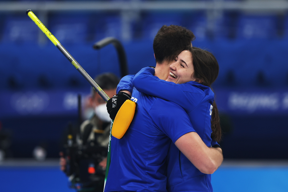 worldcurling's tweet photo. STORY | Italy 🇮🇹 win historic Olympic gold 🥇 in Mixed Doubles

https://t.co/qBzbTtypWZ

#curling #Beijing2022 https://t.co/m7IJCRiEUN