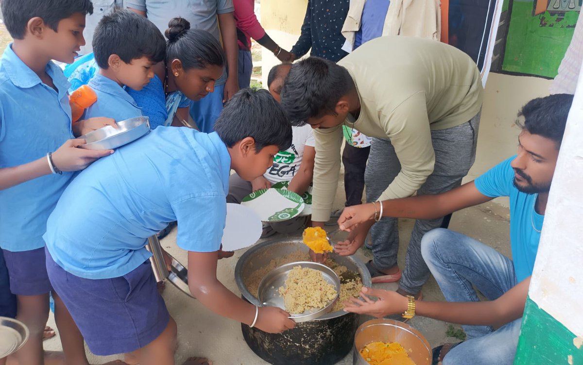 AAKarnatakaFans's tweet photo. Day - 42 ( 08/02/2022 ) #AlluArjunArmy - Kolar team offered food at Govt school. #AlluArjun100DaysBdayCarnival 

@alluarjun

#Pushpa https://t.co/HIp54SwSfb