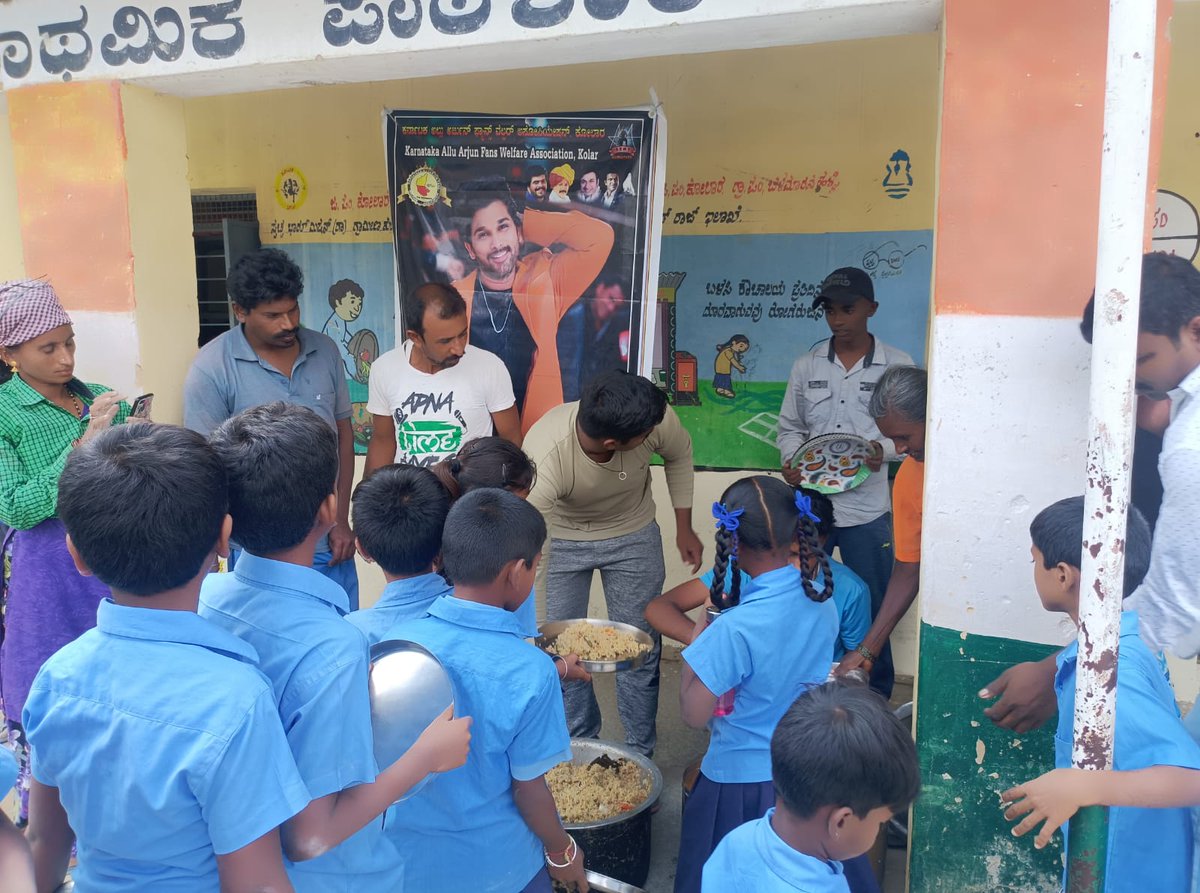 AAKarnatakaFans's tweet photo. Day - 42 ( 08/02/2022 ) #AlluArjunArmy - Kolar team offered food at Govt school. #AlluArjun100DaysBdayCarnival 

@alluarjun

#Pushpa https://t.co/HIp54SwSfb