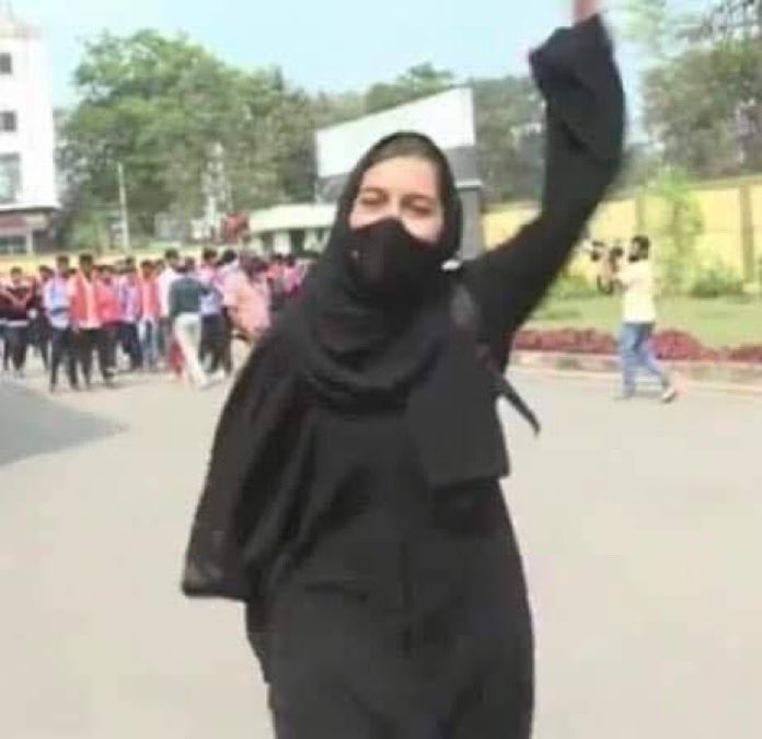 اللہ اکبر                                          
⁦#AllahuAkbar⁩ ⁦#HijabIsFundamentalRight⁩            #HijabIsMuslimsPride #ShameOnIndia