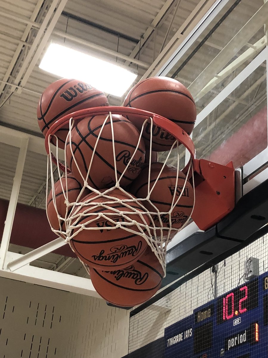 ghs_comets's tweet photo. Join us tonight as we honor our three senior basketball players.  All three levels in action.  Comets host Piasa.  #GoComets https://t.co/nNYyrY52LF