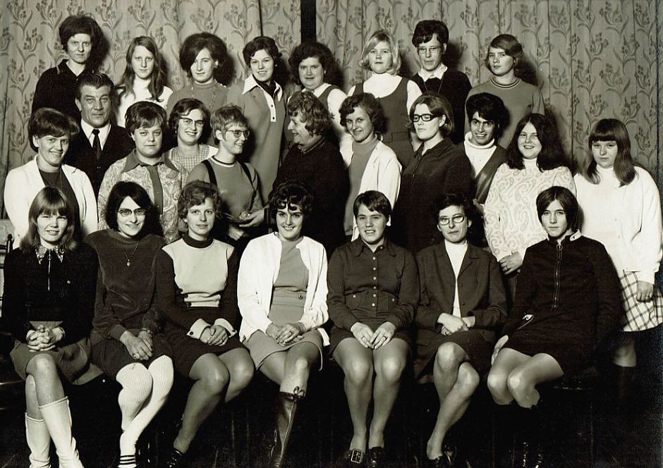 StemopeenVrouw's tweet photo. Van vrouwenstakingen tot de eerste burgemeester die zwangerschapsverlof opnam; Groningen is van oudsher een feministisch bolwerk, zeggen historici @Hierisirisblog en @sannemeijerblog. Zij lichten 10 Groninger politieke rolmodellen uit 🧡. Lees het hier: https://t.co/38CVQHJ7Aj https://t.co/7SZL3z6k0e