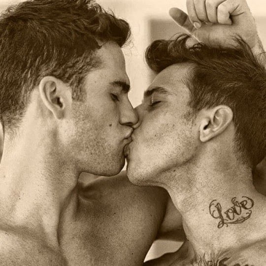 Пригласил друга гея. Поцелуй парней. Поцелуй двух парней. Однополая любовь парней. Поцелуй парней с языком.