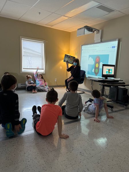 Learning about red and green thoughts with the Grade 2s! ⁦<a href="/HTE_K4/">HTEK4</a>⁩ ⁦<a href="/RMitchell_HTE/">Rodney Mitchell</a>⁩