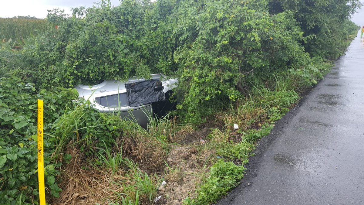 xevtfm's tweet photo. ⚠️#AlertaVial⚠️ Se registra accidente en la #Villahermosa-#Frontera a la altura del kilómetro 38, un vehículo se salió de la cinta asfáltica; el conductor resultó ileso https://t.co/LMXscGgmFc