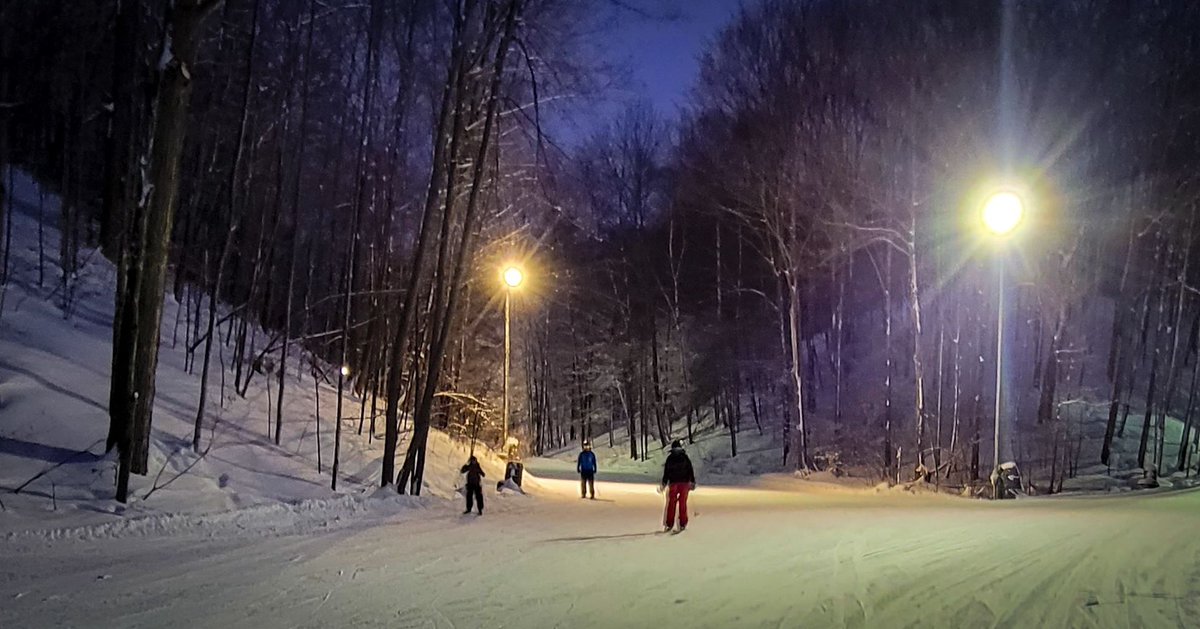 SkiSnowValley's tweet photo. There is something magical about hitting the slopes under the lights! 
🌙
Less crowds, sunsets, less expensive tickets and it happens after work and school so everyone can enjoy together!
⭐ 
Tickets available in our eShop - https://t.co/auExzTH7fx https://t.co/N16IJtEFFa
