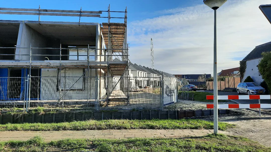 Weboma's tweet photo. Het gaat hard bij project Noordoever in Den Haag! Alle casco's zijn inmiddels geplaatst, waardoor de contouren van de wijk goed zichtbaar zijn! ☀️👏🏻 https://t.co/5JW4wUqbwB