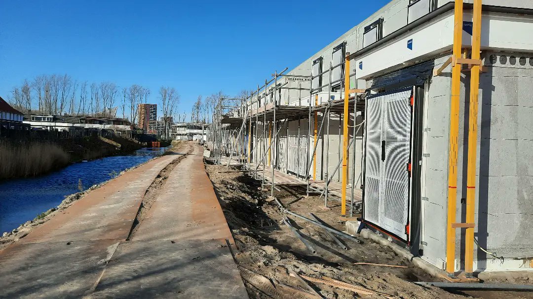 Weboma's tweet photo. Het gaat hard bij project Noordoever in Den Haag! Alle casco's zijn inmiddels geplaatst, waardoor de contouren van de wijk goed zichtbaar zijn! ☀️👏🏻 https://t.co/5JW4wUqbwB