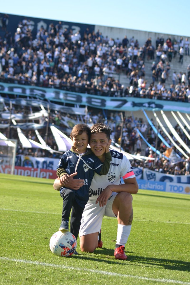 Obregon10B's tweet photo. "Hoy me toca despedir de esta hermosa institución a la cual le agradezco tanto por haberme dado la oportunidad de ser jugador profesional !!!
Gracias a todos, al 𝐇𝐈𝐍𝐂𝐇𝐀 que me demuestra su cariño, que me lo demostró siempre‼️
Por siempre en mi 💙🍻 https://t.co/RgaJ5BIdla