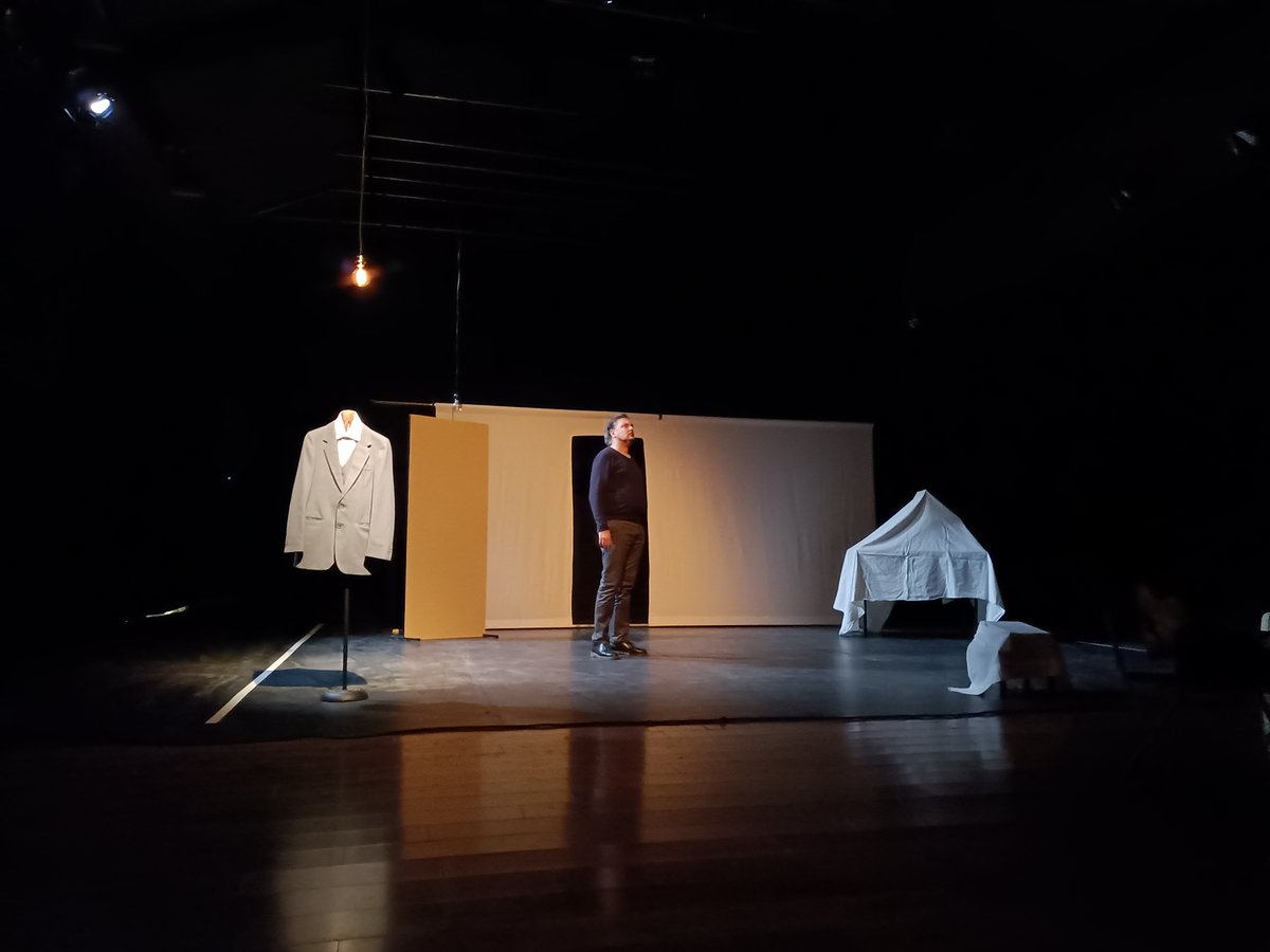 [JEUNE PUBLIC]
Dès demain et jusqu'au samedi 12 février, venez découvrir l'Ancêtre, une pièce dans laquelle un grand père venu d'une contrée lointaine nous raconte son histoire 🧓🏼