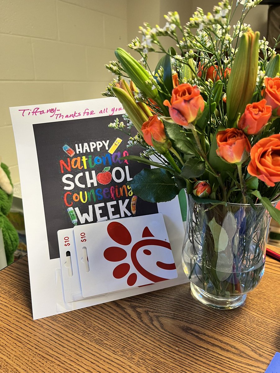 Thank you so much @TuckahoeSchool for the thoughtful gift 🎁 I love being the school counselor with all the staff and students #TuckahoeRocks #NSCW22 #elementaryschoolcounselor @APSVirginia