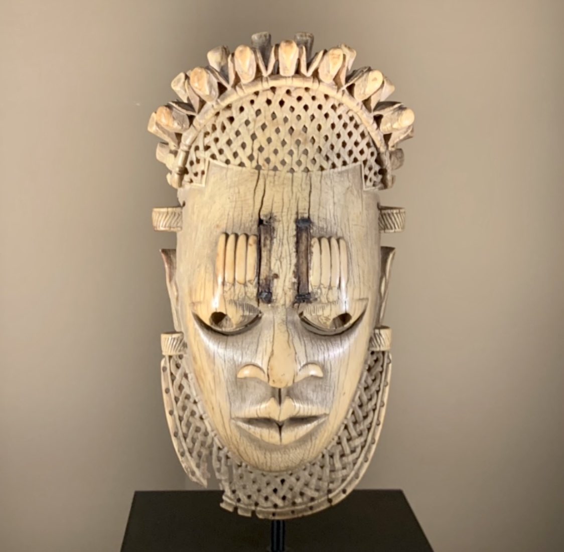 LivyEtoile's tweet photo. #TheAlthaniCollection
"La reine mère Idia", toute en ivoire, provient du Benin (XVIè s.) et symbolise courage et vertu. De son vécu, elle assura l’accession au trône de son fils. Lorsqu’elle fut décédée, le roi lui rendait des hommages rituels et portait ce masque à son effigie. https://t.co/hcoXnj7ZgX