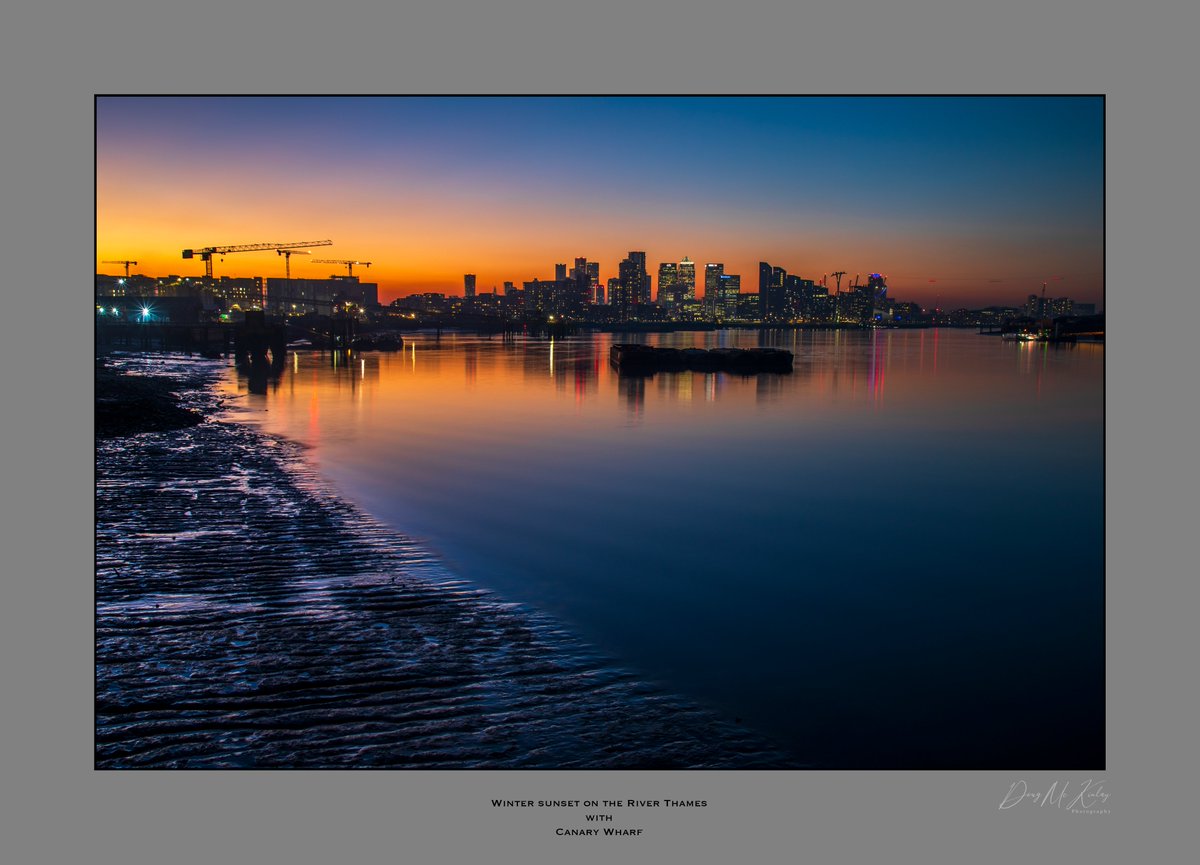 Winter sunset over the River Thames...
#RiverThames #canarywharf #sunsetlondon #reflections #London