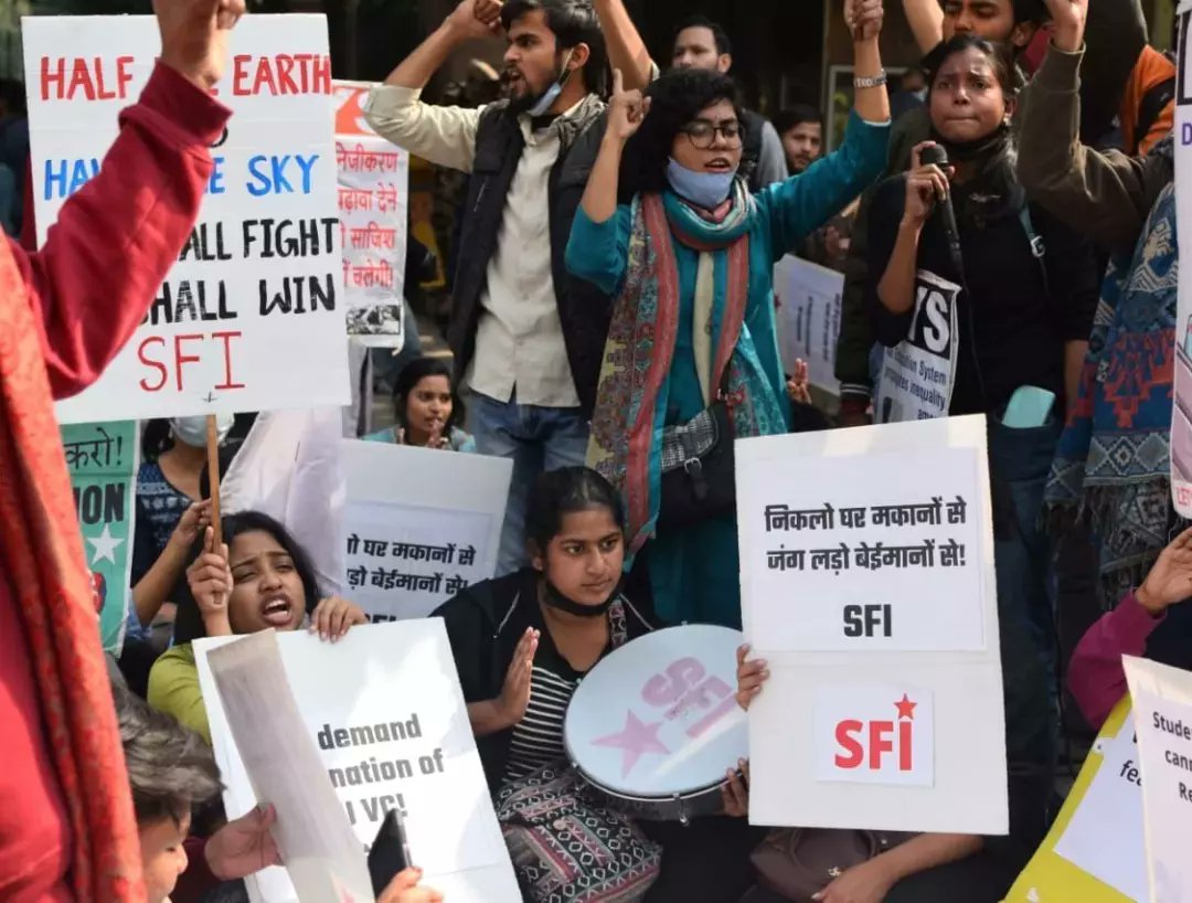 SaveDU1922's tweet photo. SFI and different organisations protesting for reopening of the campus of Delhi University. Why DU VC is not listening the voices of students!

#ReopenDU #DUKholo

@sfiduspeaks @SfiDelhi @dtf_du @DuEnquiry @du_beat @DU_Teacher @du_times https://t.co/KeVGs45sc4