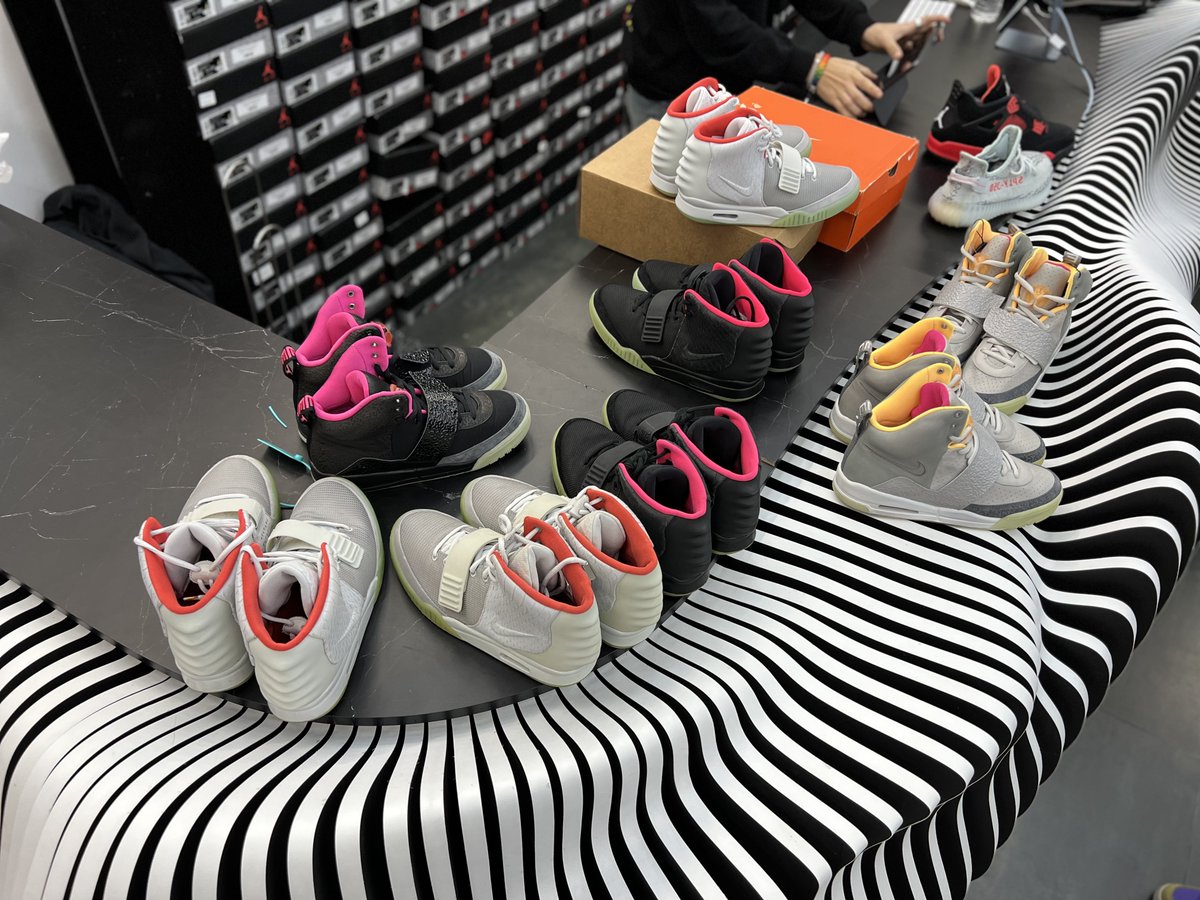 gabrielsalzr's tweet photo. anyone need some Nike Yeezy’s? https://t.co/SntRF1pxBf