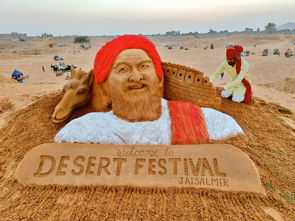 sandartistajay's tweet photo. Welcome to #desert_festival #desertfestival2022 #jaiselmer today my sand art at #pushkar_desert @my_rajasthan https://t.co/BGPFv4jVu9