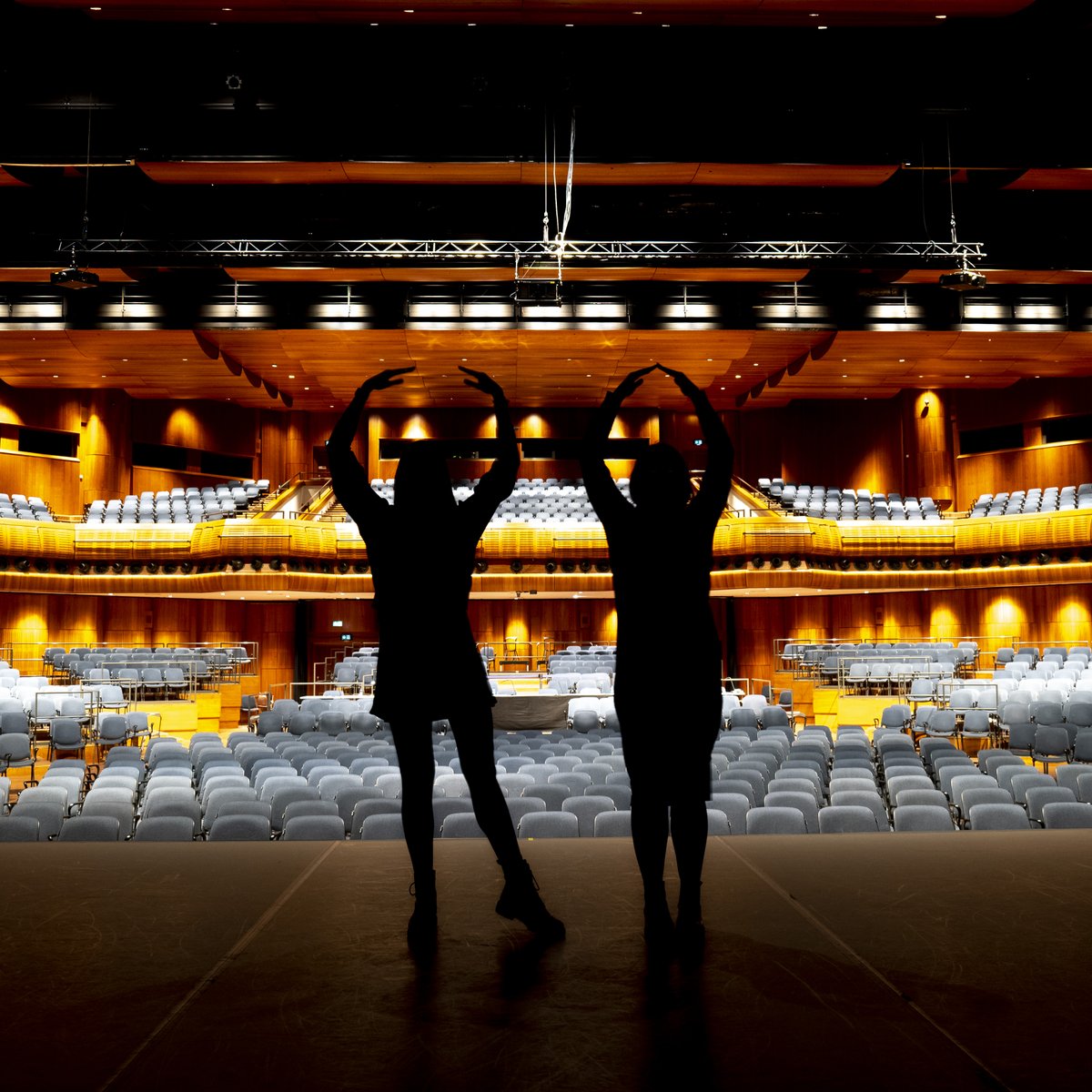 _DSLT_'s tweet photo. La semaine dernière Katia et Aurélie étaient présentes au @PrixdeLausanne pour faire vivre l’événement sur les réseaux sociaux. Une chose est sûre elles ont pu pratiquer leur grand jeté et améliorer leur pas de bourrée, et ce, sans boire. 🩰🌟

#prixdelausanne #Pdl2022 https://t.co/FIUhjqirjw