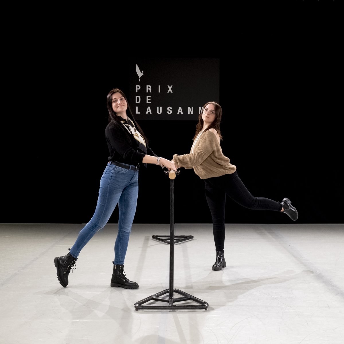 _DSLT_'s tweet photo. La semaine dernière Katia et Aurélie étaient présentes au @PrixdeLausanne pour faire vivre l’événement sur les réseaux sociaux. Une chose est sûre elles ont pu pratiquer leur grand jeté et améliorer leur pas de bourrée, et ce, sans boire. 🩰🌟

#prixdelausanne #Pdl2022 https://t.co/FIUhjqirjw
