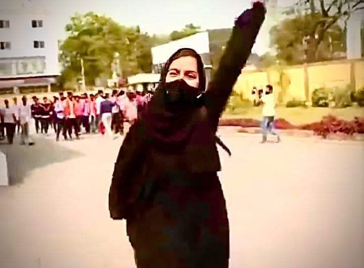 ZafirRehan's tweet photo. It's our new India...one girl fighting to save constitution, democracy on the other hand one group of people are fighting with her to expend thier ideology ...
But greeting to her courage she fought and won 💪💪💪
#HijabIsFundamentalRight #hizab https://t.co/aR0SSVxT4Y