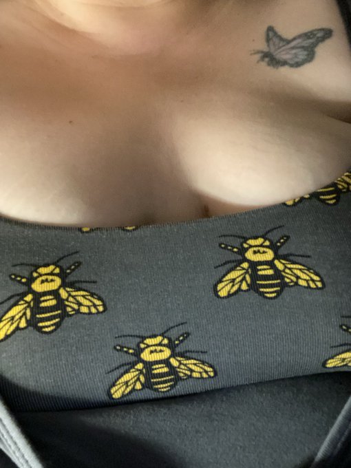 Buzz bzzz hello honey bees https://t.co/7m8PzBGWjT<a href="/tag/longhairdontcare"class="tags"><span>#longhairdontcare</span></a>