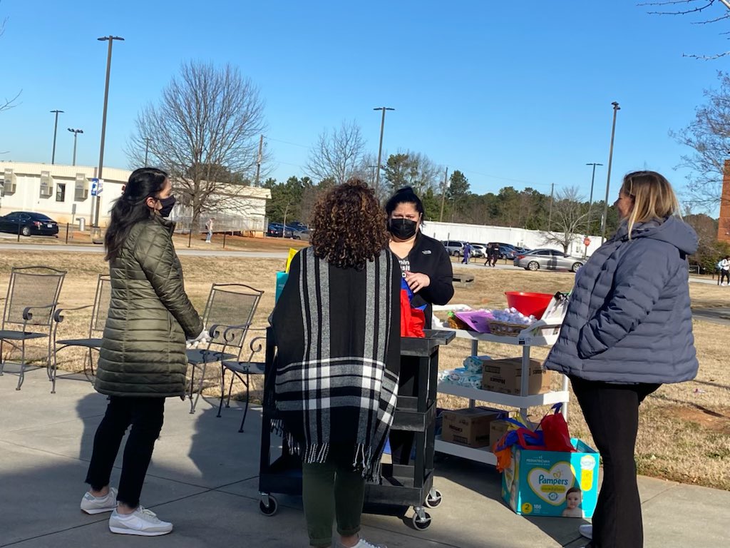RCPS_EarlyLearn's tweet photo. Drive through Group Connection hosted by our amazing First Steps Coordinator & PAT educators.
#parentinvolvement #groupconnection #dph #pat #Parents #diapergiveaway https://t.co/hkY6wwo32L