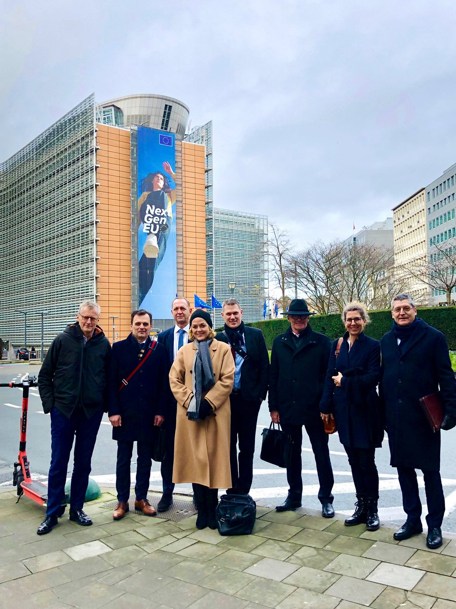 Dansk_Arbgiver's tweet photo. DA-fællesskabet på tur til Bruxelles med møder i både Rådet, Kommissionen og med DK-repræsentation. EU-samarbejdet er afgørende for #dkbiz. Derfor vigtigt, at både muligheder og udfordringer drøftes konstruktivt i Bruxelles med alle relevante aktører #eudk #dkpol https://t.co/oMy2XW5jCn