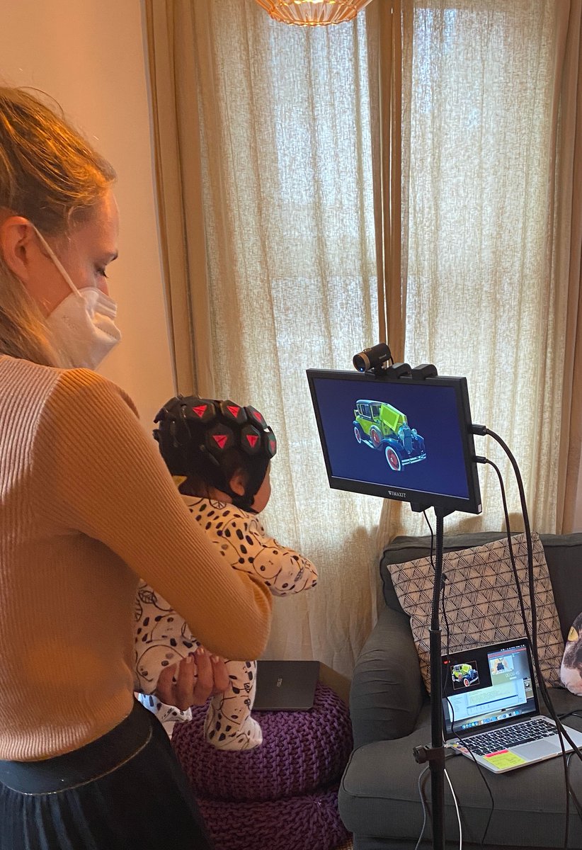 CamBabylab's tweet photo. Last week @borja_blanco4 &amp; @dianail1997 measured this Little Scientist's brain activity 🧠at home!🏡 
We're still looking for families with babies below the age of six weeks to welcome us at their homes &amp; help us prepare for the ambitious @PIPKIN_Cam study https://t.co/o7fIXNHRHJ https://t.co/BsEysPW3bV