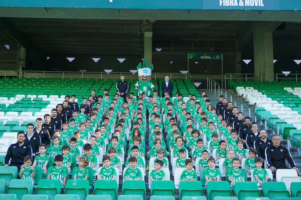 ¡Os presentamos al futuro del <a href="/RealBetis/">Real Betis Balompié 🌴💚</a>! ⚽️💚

Foto de la #EscuelaBetis 2021-2022 📸👩‍👩‍👧
