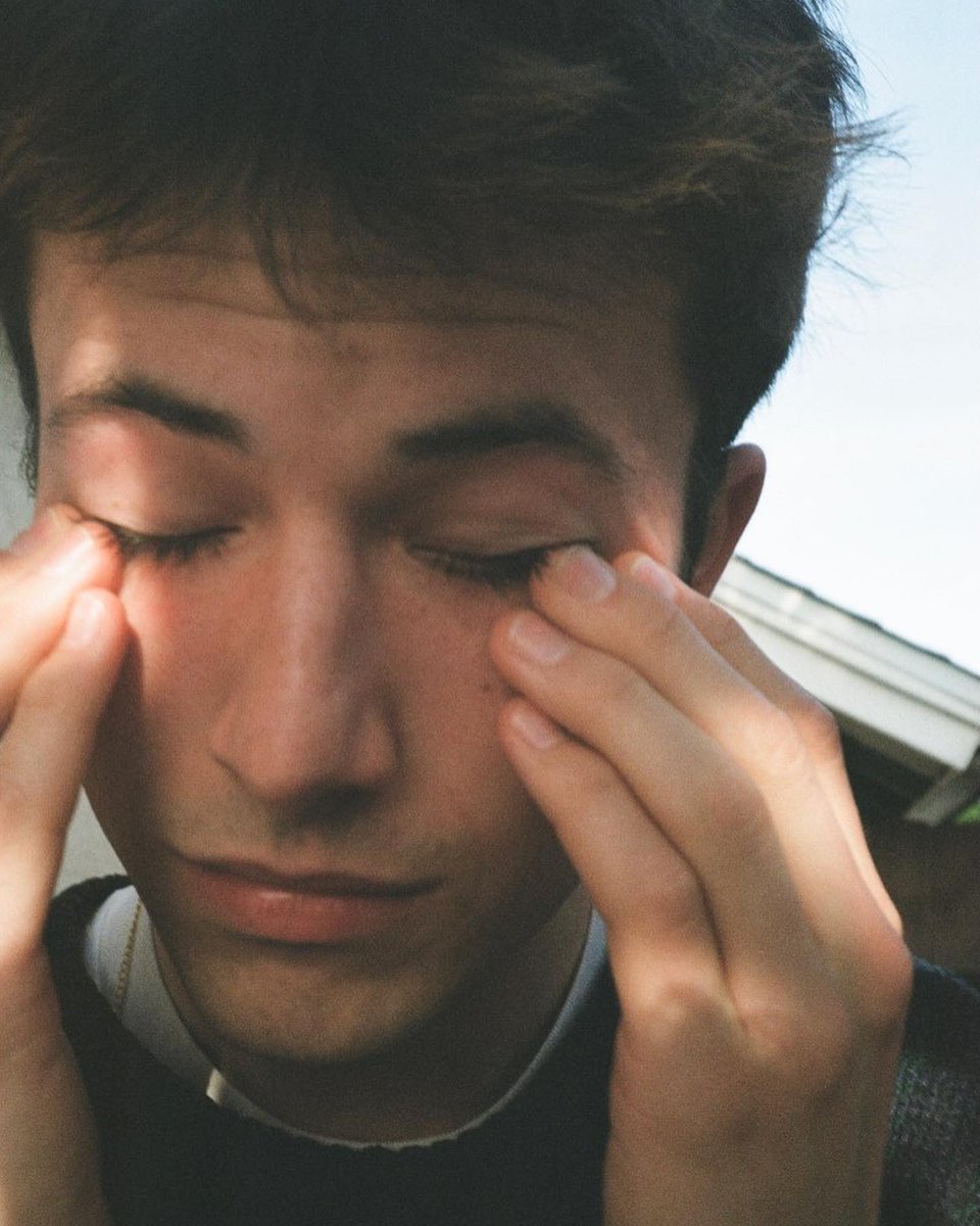 Hello twitter! My name is Dylan Minnette and I'm here to expand my social circle because my timeline is full of spider webs. Help me to retweet this tweet and let's be friends! I'm welcoming everyone to be my new pals.