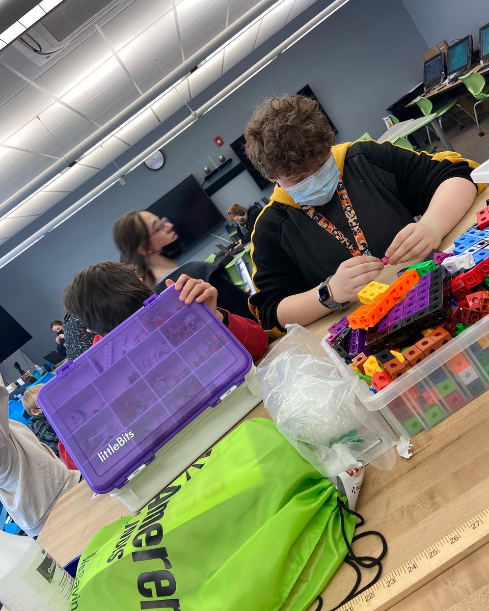 Reindl5th1's tweet photo. Working in stem lab with 6th grade - Mrs Anderson’s class. Using #zSpace, #OculusVR, and added #sphero and #littlebits today!! https://t.co/WWJmBLjcaZ