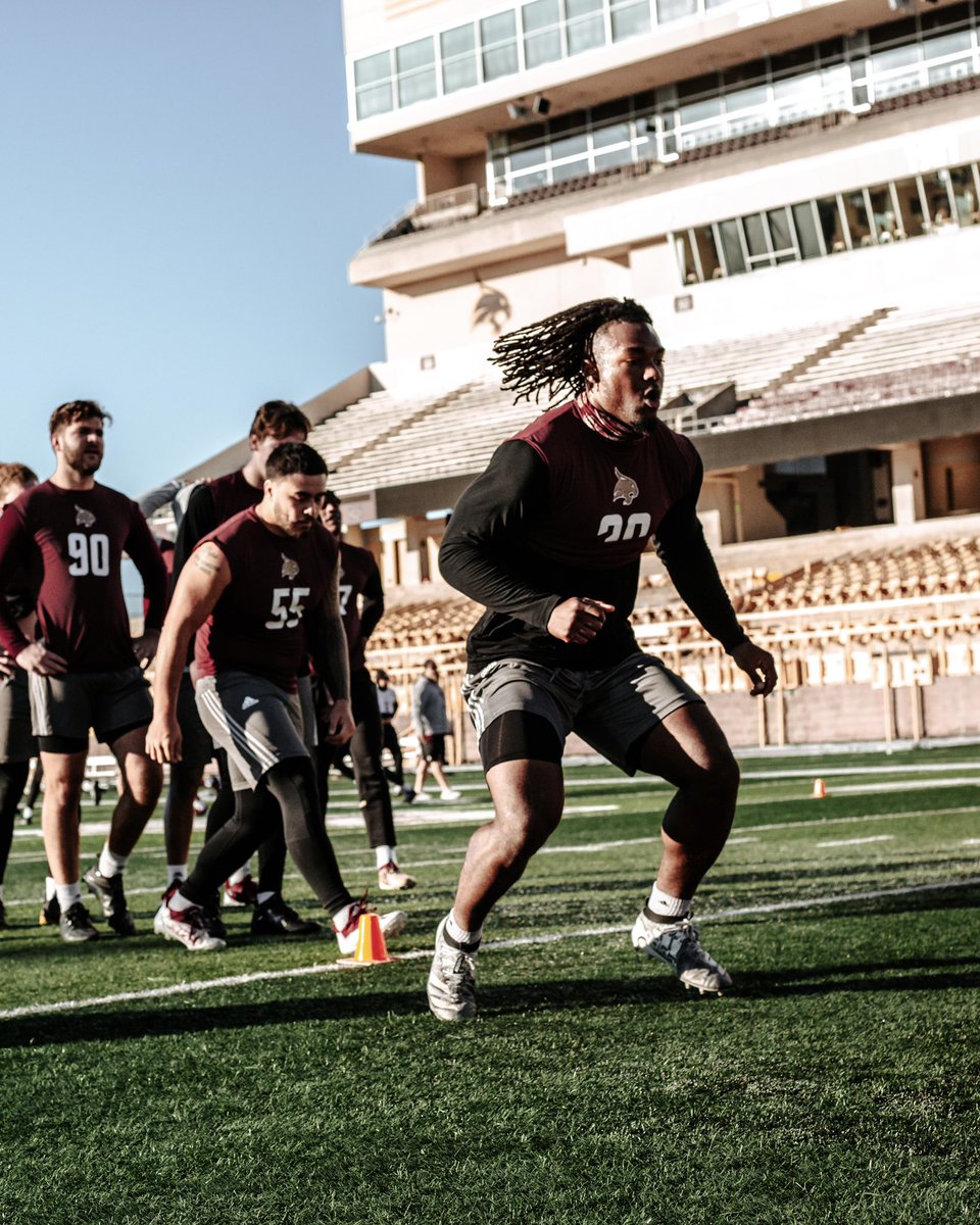 TXSTATEFOOTBALL's tweet photo. 𝐰𝐨𝐫𝐤.

#TEAM  #EatEmUp https://t.co/wpyifr8mZX