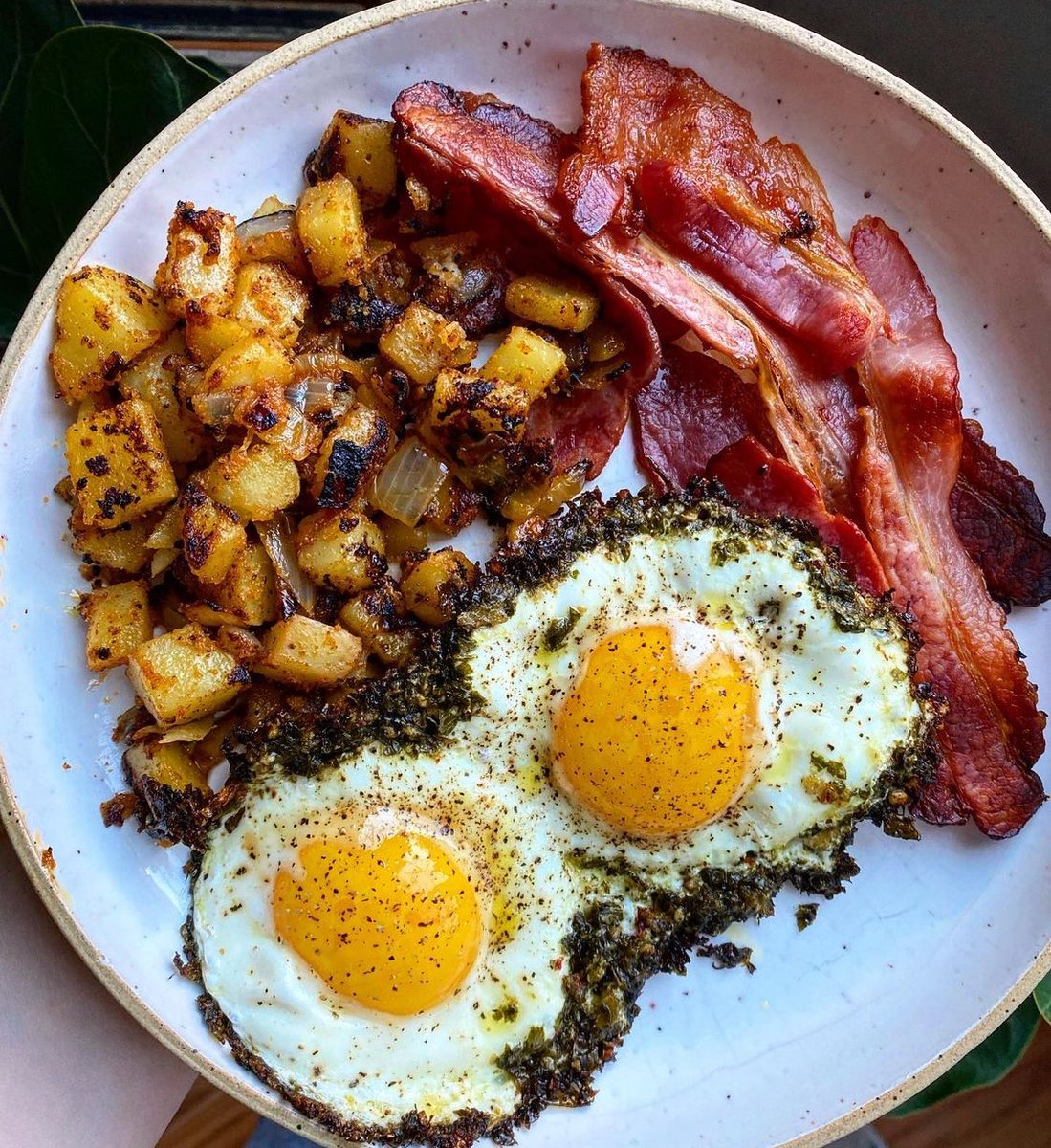 Make Rowe Farms Bacon and Eggs the star of a delicious Valentine's Day brunch 🥓🥔🍳 Order the essentials for home delivery at rowefarmsonline.ca!

📸 by <a href="/whollyou/">Wholly</a>