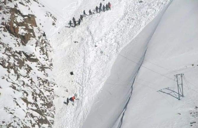 сход лавины. снежный обвал. сход лавины. сход лавины в индии. гульмарг кашмир.