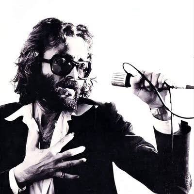 Tamirci Çırağı bugün yazılsa eril ve seksist bulunup tepki görebilirdi. Dünya değişti, algılar değişti, Cem Karaca erkenden veda etti, 18 yıl geçti. Sanatçının itiraz biçiminin özünde, her teferruattan ırak “insanca yaşama özlemi ve vurgusu” en net örnekti. Bende hiç değişmedi🖤