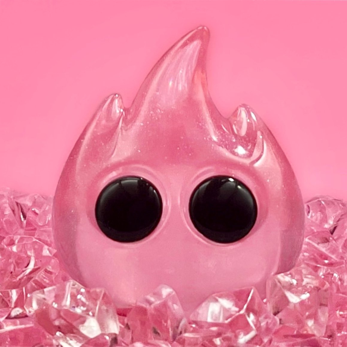 I am the absolute worst at catching toy drops, and managed to miss this one twice! 🤦🏻‍♀️ A huge shoutout and even bigger thank you to <a href="/M37R01Dz/">M37R01D</a>, for the assist on this one! 💗
.
Bubble Gum Ash-ling by Artiq Fox
<a href="/artiqfox_/">Jaime</a> 
#DesignerToy
#ToyCollector