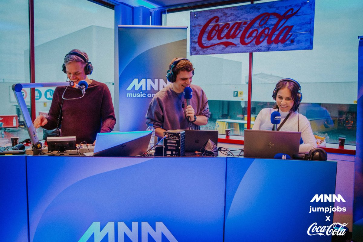 Aujourd'hui nous accueillions <a href="/MNMbe/">MNM</a> sur notre site de production, lors de ce live vous avez vu notre ambiance de travail. Nous vous offrons la chance de vivre une expérience dans notre société 🤩 Plus d'info sur #MNMJumpJobs &amp; travailler chez Coca-Cola: CokeURL.com/MNMJumpJobs-FR