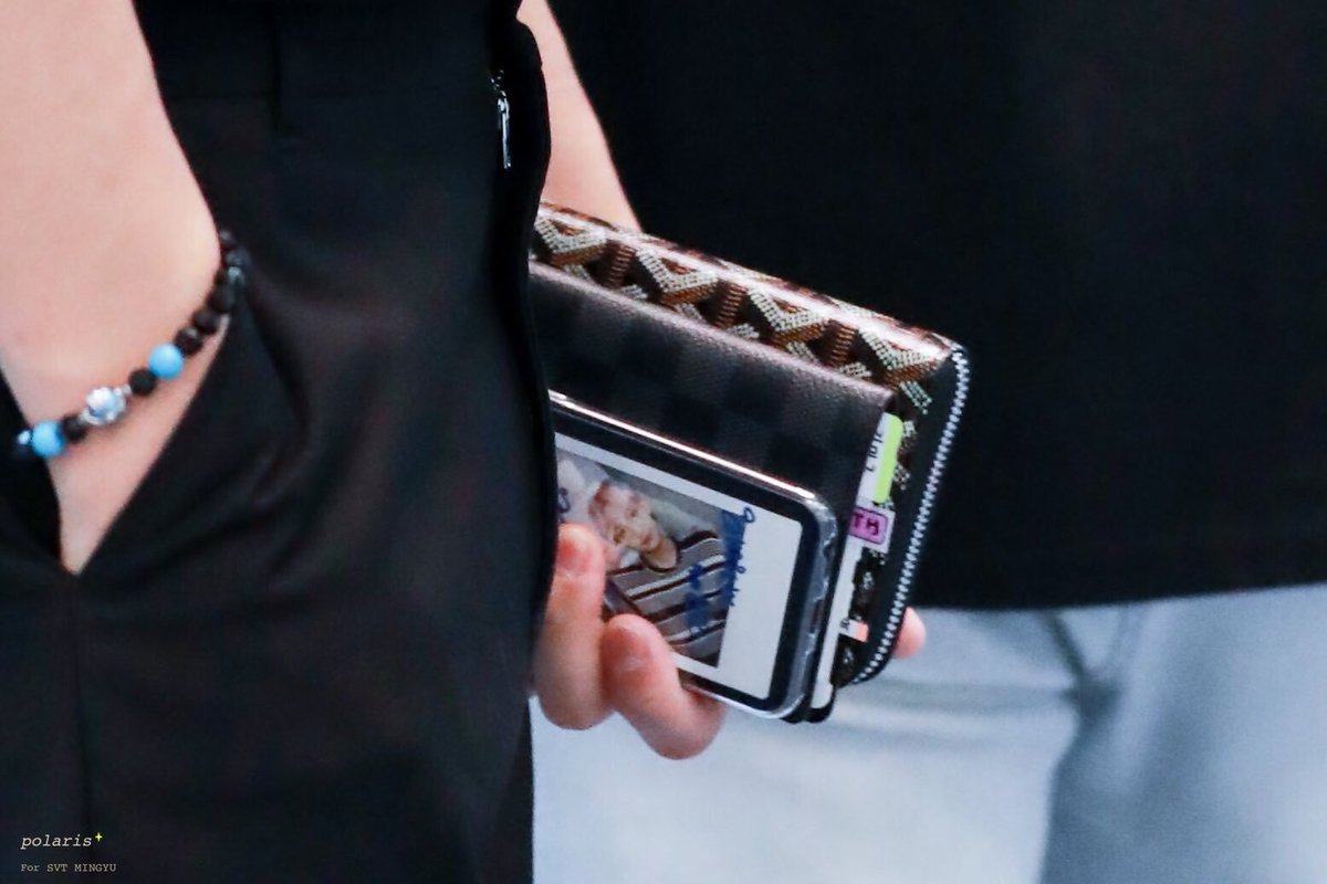 진짜 너무 이해안감
너무 선명하게 
밍규야 사랑해 ♡ 
보여서 걍 죽고싶음...
김왼규한테 왜 저런 멘트 적어달라햇는지@묻고싶다 왜 저렇게 예쁜사진에 저런 깜찍한 멘트를 받아다가 폰 뒤에 끼우고 다녓냐고.