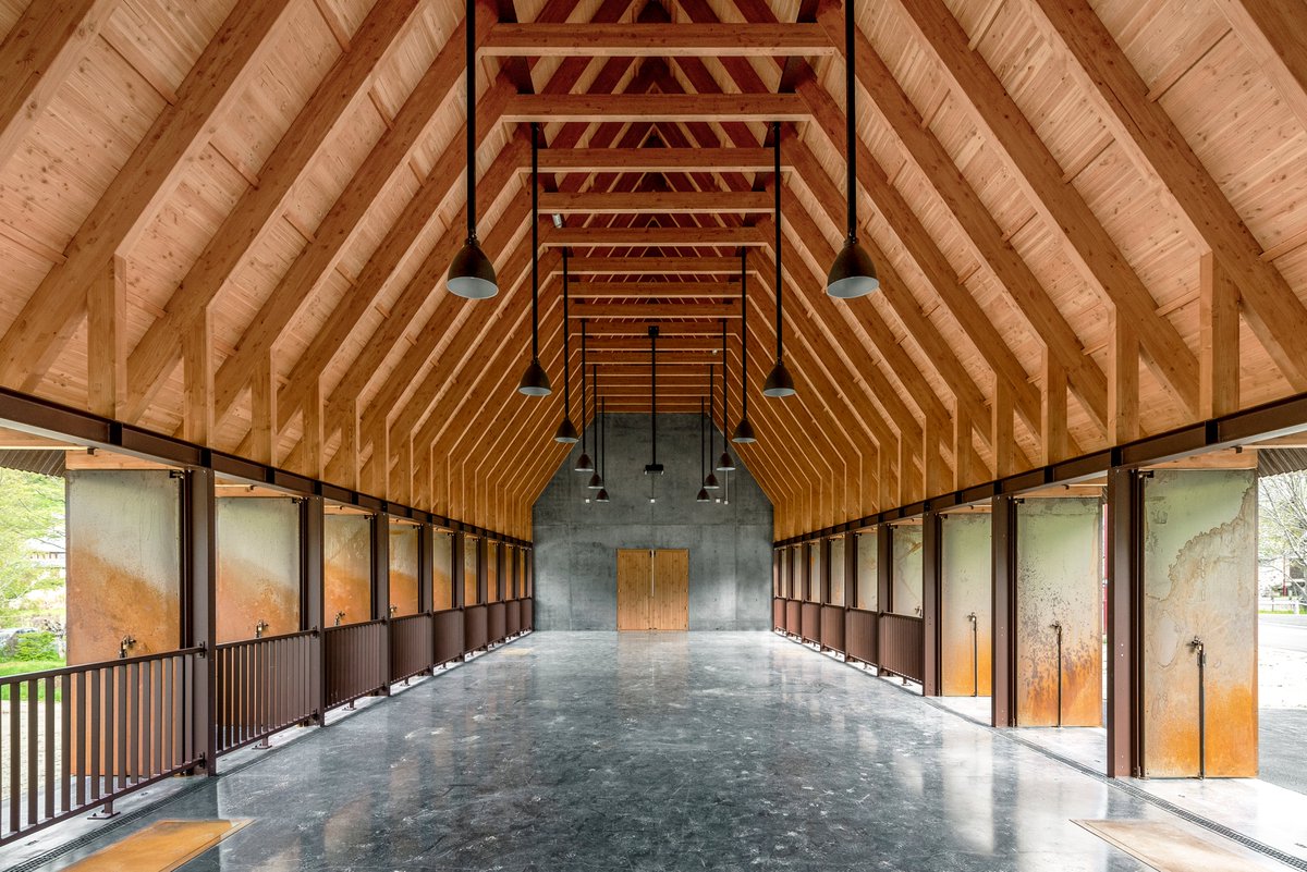 Halle - Mandailles (#Cantal)
La charpente en #Douglas de la région (lamellé-collé purgé d’aubier) est une réinterprétation de la charpente à couples des fermes cantaliennes. 🌲🇫🇷✨
▫️MOA : CABA 
▫️MOE : Atelier du Rouget / mandataire + Atelier de Saint-Céré
▫️Photos : B. Alazard