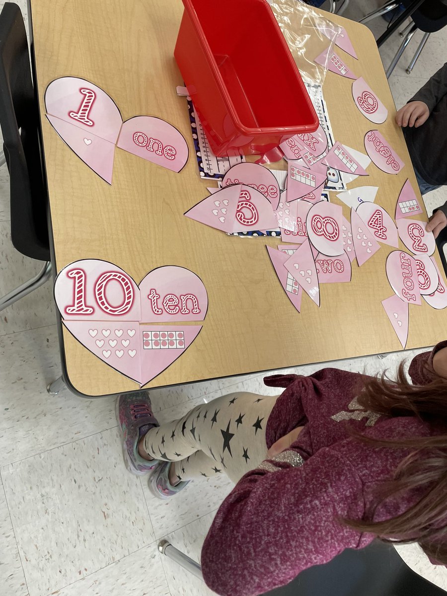 hogfan4sure's tweet photo. We ❤️ Valentine centers! #KinderCats @NSDSouth @NManley82 https://t.co/mKjIEwQzGr