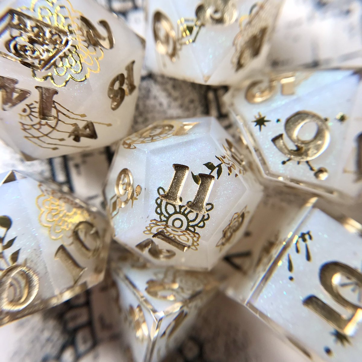 spellbounddice's tweet image. another set for the patron sale this weekend! 🦚✨
#ttrpg #tabletopgames #dnd #dungeonsanddragons #dice