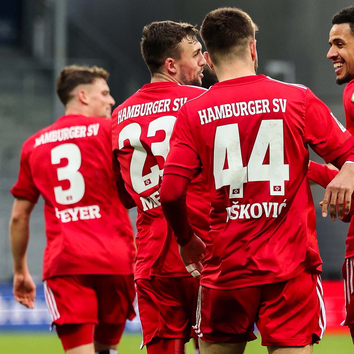 HSV's tweet photo. Am Ende stehen in der Außendarstellung vier #Glatzel-Treffer im Fokus. Und es wären viele andere Spieler ebenfalls hervorzuheben. Aber auch am vergangenen Wochenende hat sich gezeigt, dass in erster Linie das ganze TEAM für den Erfolg verantwortlich ist! 💙🤍🖤

#nurderHSV 1/2 https://t.co/SXBGPEB27i