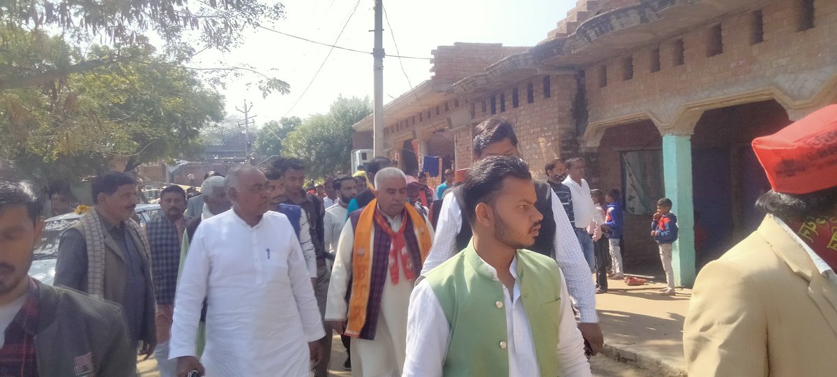 MayankDwived's tweet photo. आज भोगनीपुर विधानसभा विधायक प्रत्याशी आदरणीय राकेश सचान जी के साथ जनसपंर्क किया आज के क्रम में हलियाबंगर ,नयापुरवा, क्योंटरा बांगर, चपरघठा आदि गांव में रहना हुआ ।
मयंक द्विवेदी मूसानगर
@rajnathsingh @HarishGariyaBJP @dayashankar4bjp @Rakesh_Sachan_ @priyankaMP_BBK https://t.co/hR0R4M4HiG