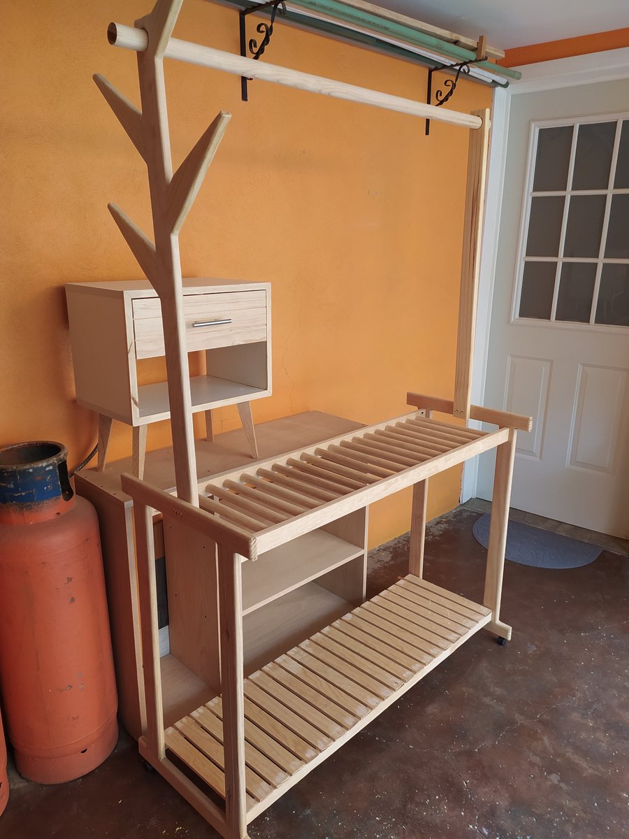 adan8000's tweet image. Un perchero