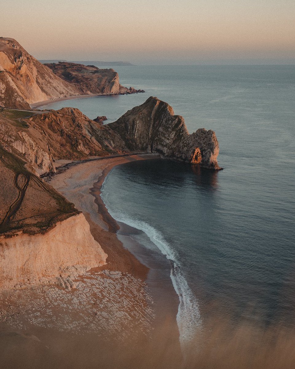 withgar2's tweet photo. Durds at sundown #dorset #england #durdledoor #jurassiccoast #sunset #sundown #thecoast #landscape https://t.co/OlN08PsJYh