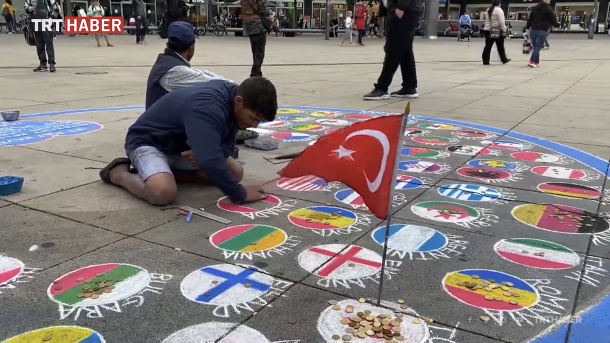 Almanya’da sokak sanatçısı ülke bayraklarını yere çizer,onlar bayrak sen ise vatansın..🇹🇷