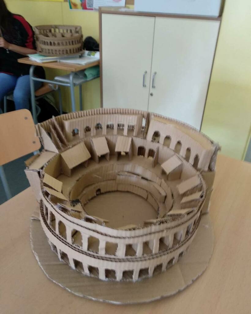 Ins_martamata's tweet photo. En la matèria de #Geografia i #Història els alumnes de 1r d'ESO A han realitzat #maquetes del #Colosseu de Roma. Maqueta que forma part del treball escrit que estan fent sobre #Art a l'antiga #Roma.
@insmartamata @martamatareport #salou https://t.co/ujpGospMwx https://t.co/rJgTMz5xUw