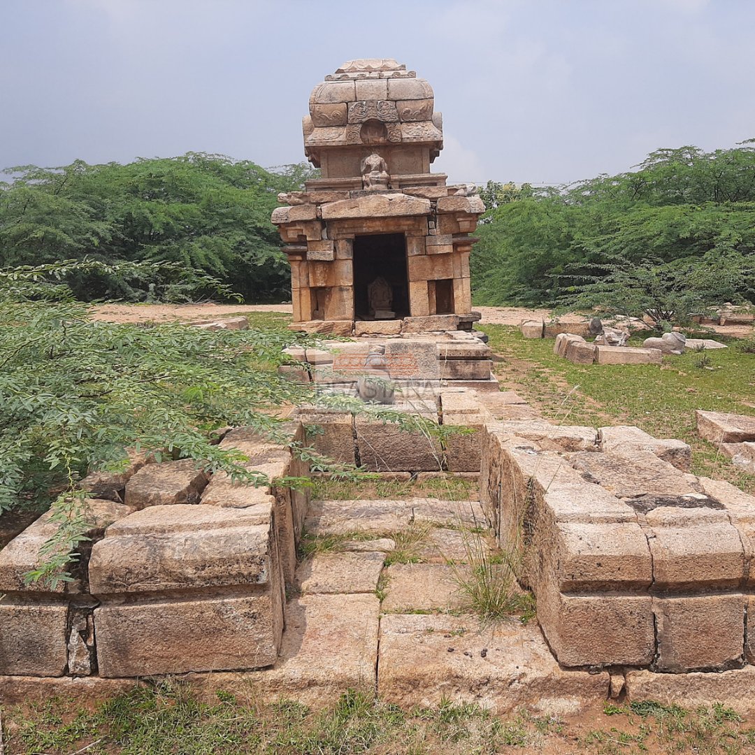 prastara's tweet photo. The Kaliyapatti Temple, a  temple of antiquity dating back to the 9th century, also goes by the name of  ஓட்டக்கோவில்/Ottakovil translating to to the temple that is damaged. Though the temple is under ASI protection, the state of the temple is quite disheartening.
(1/8) https://t.co/eFsvzBqWKI