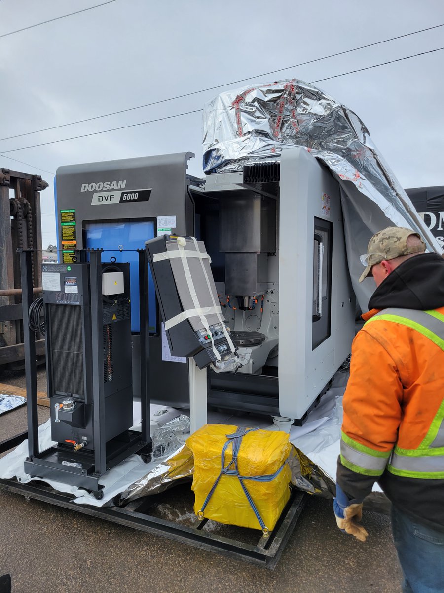 JEBearing's tweet photo. First peak... she's a beauty!  Let's get her rolled in and put in place.  #jebearing #machining #cnc #cncmachining #machineshop #metalwork #makingchips #doosan #roboticcell #machiningcenter #cncmill #5axis #5axismachining #5axismill https://t.co/ZlDzmCVJhn