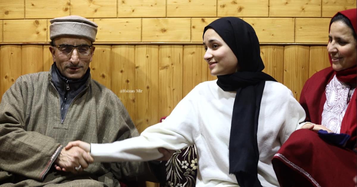 _mussegareeb's tweet photo. #InboxMessage
Inpictures : Topper Tabinda Jan from Soura Srinagar, who got First Position in commerce Stream.🔥🔥🔥 https://t.co/wQbE91nFdF